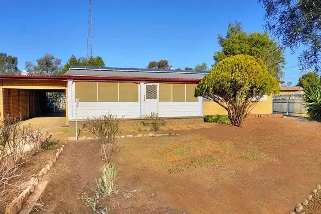 Ungarie 3ห้องนอน Low maintenance brick home with huge potential
