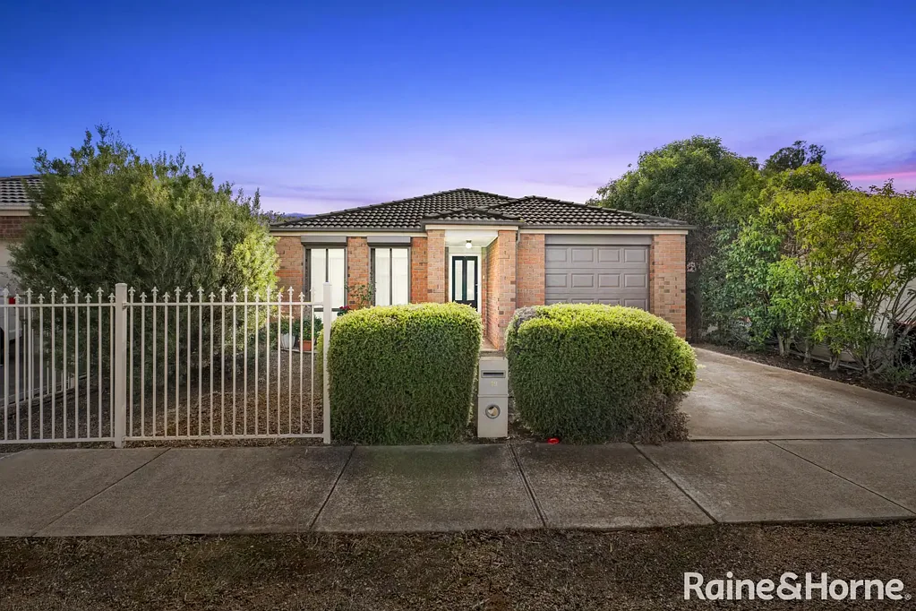 Melton South 4房 四卧两卫家庭住宅，主人套房带步入式衣橱，设备齐全厨房，专用洗衣间，便利地理位置，靠近学校和购物中心，绝佳家庭居所！ Low-maintenance 4 Bedroom Family Home