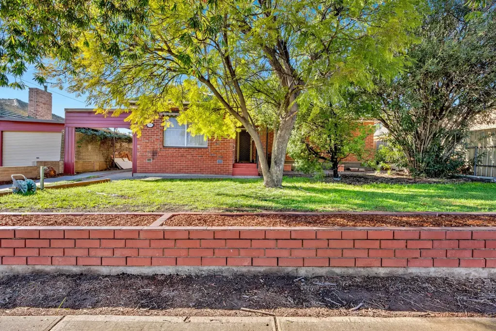 Hi, I'm your next spacious retreat in the heart of Clearview