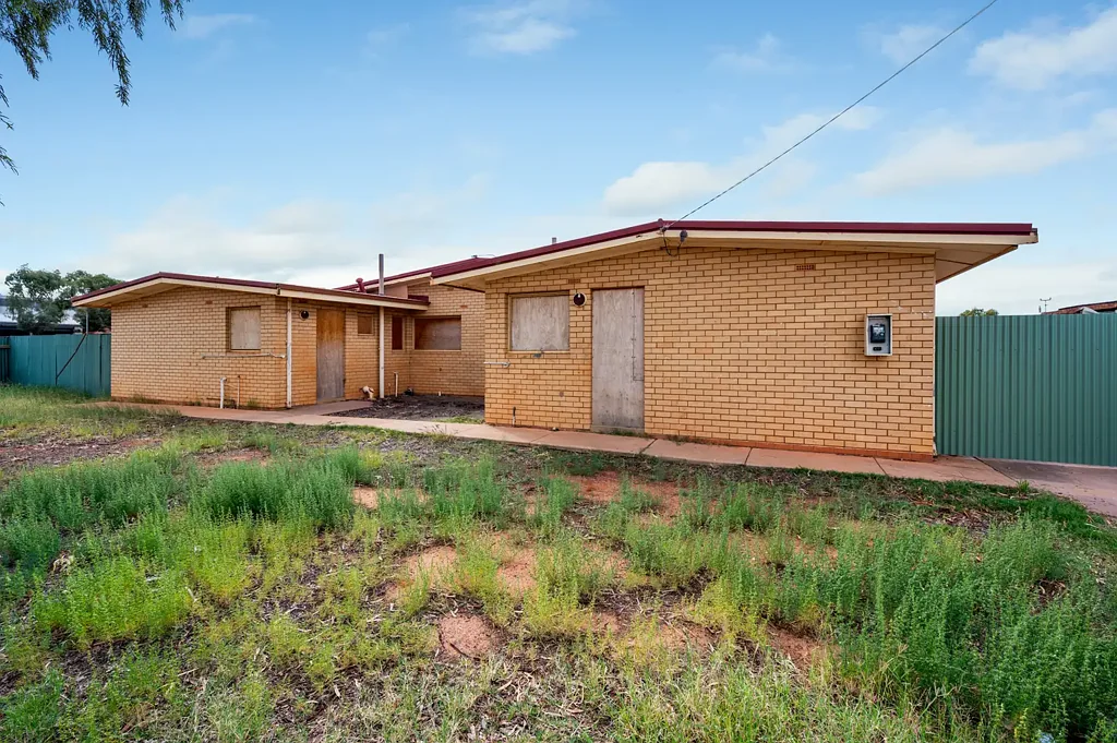 South Kalgoorlie 6ਬੈੱਡਰੂਮ ALL OFFEFS BY TUESDAY 03/06/25! AS IS, WHERE IS SALE! PROPERTY IS UNABLE TO BE ACCESSED INTERNALLY