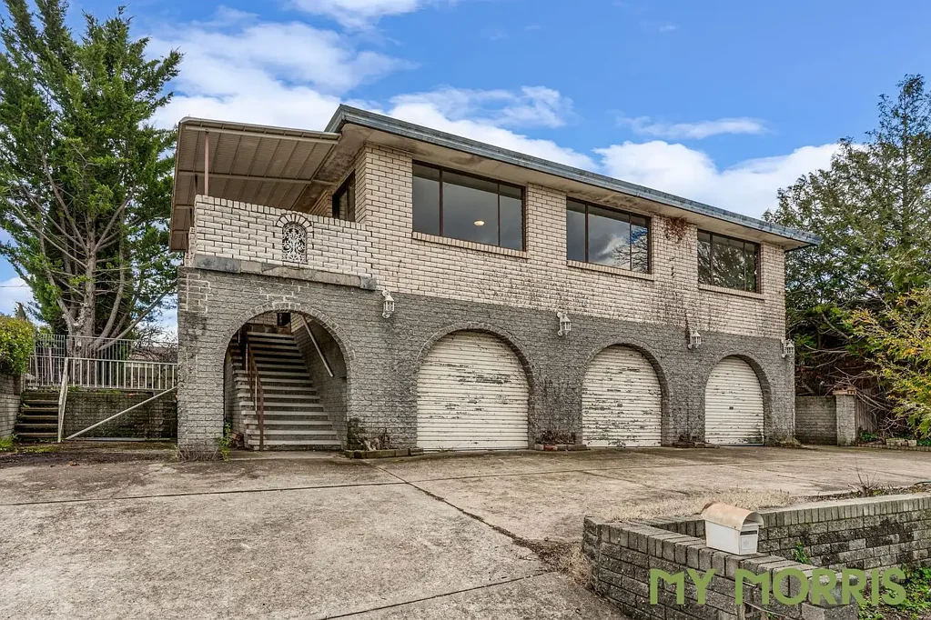 Kambah 4房  Expansive Views, Endless Potential: Massive 326m² Residence with Panoramic Views