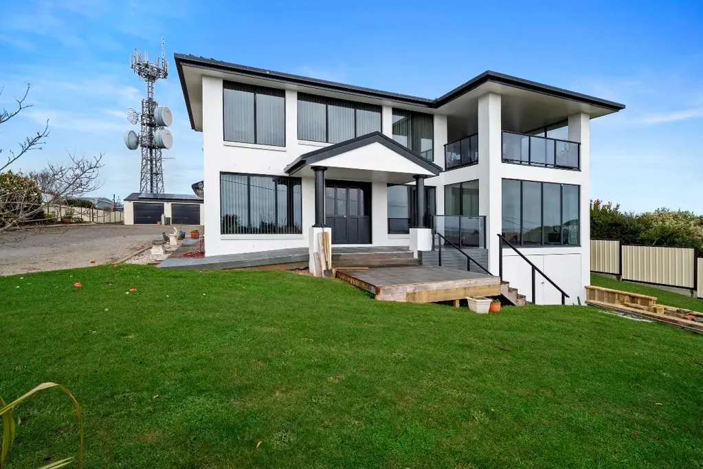 Smithton 3 Bedroom Extraordinary Property with a huge Block with the Panoramic Town & Water  Views