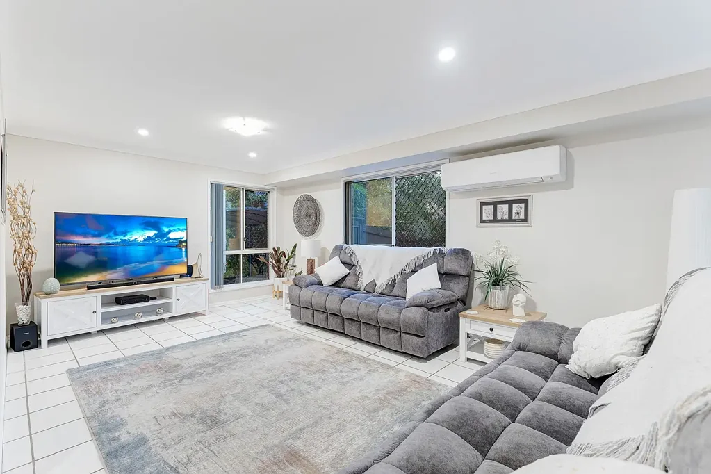 Parkinson 5 Bedroom Exquisite Family Home in Stretton College Catchment!