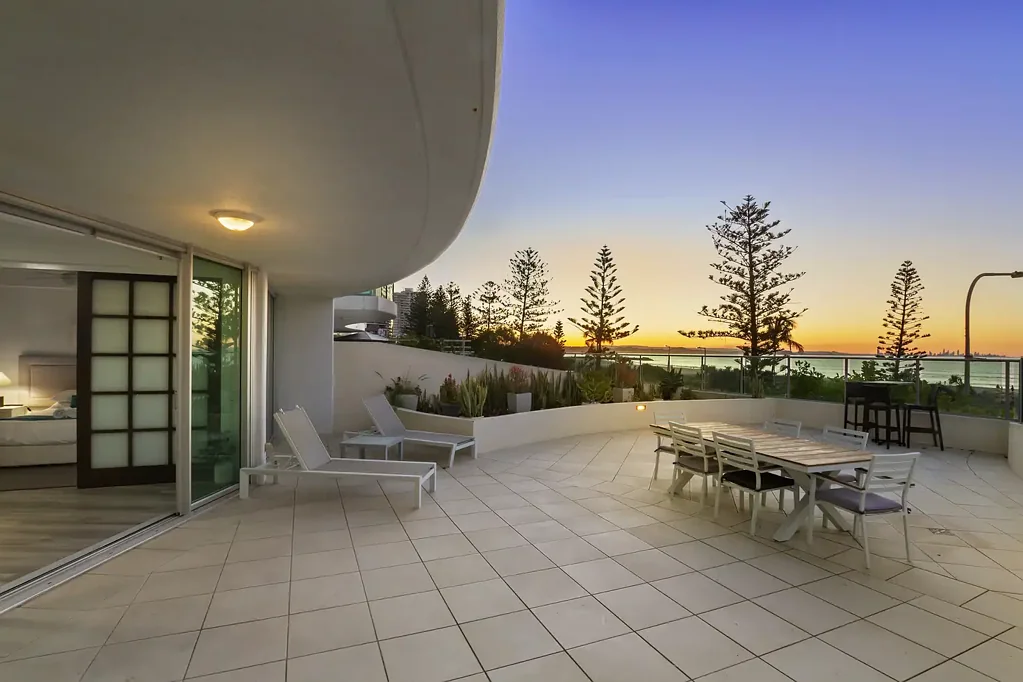 Coolangatta 3침실 HOUSE-SIZED APARTMENT. WORLD-CLASS LOCATION.
