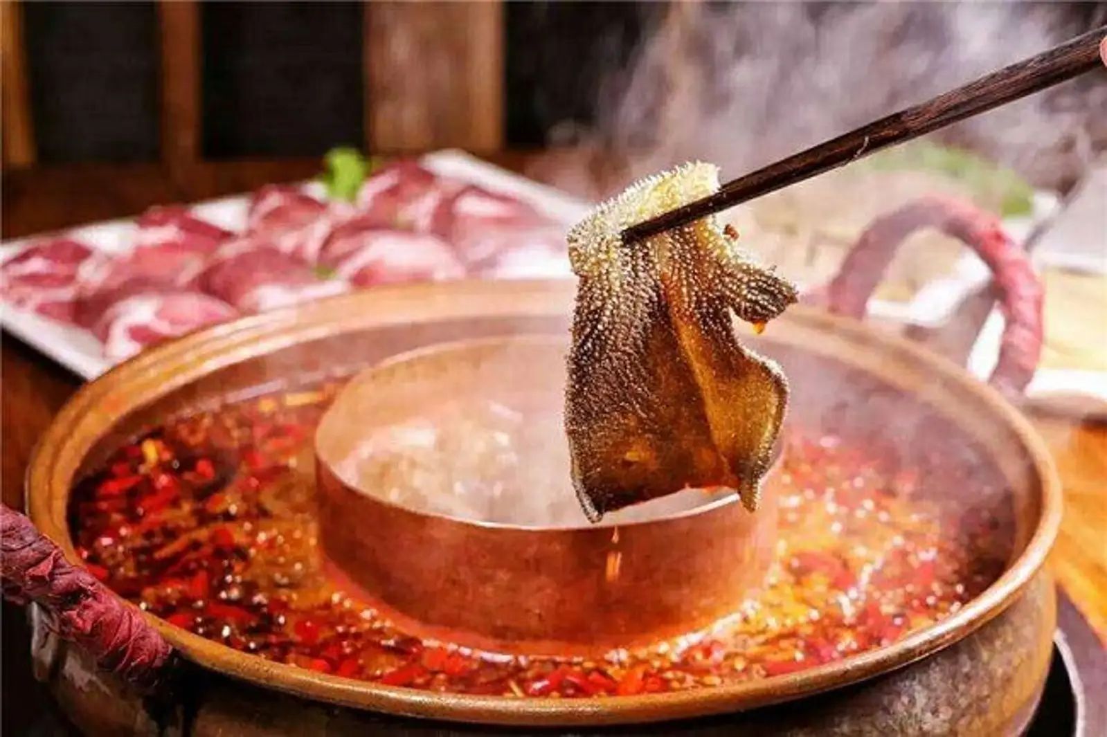 男子凌晨溜进火锅店：不偷钱 自己添好底料涮火锅