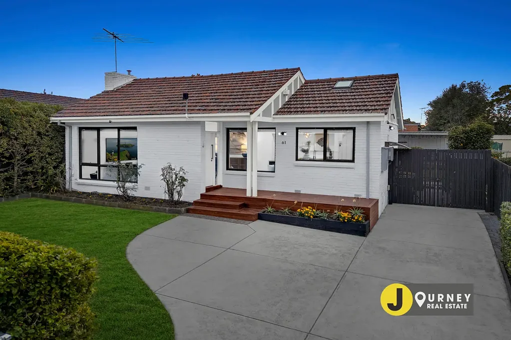 Bentleigh 4房 令人惊叹的家庭住宅，带泳池、多个起居区，位于Bentleigh优越地段！ Stunning Family Home with Pool, Multiple Living Areas & Premium Bentleigh Location!