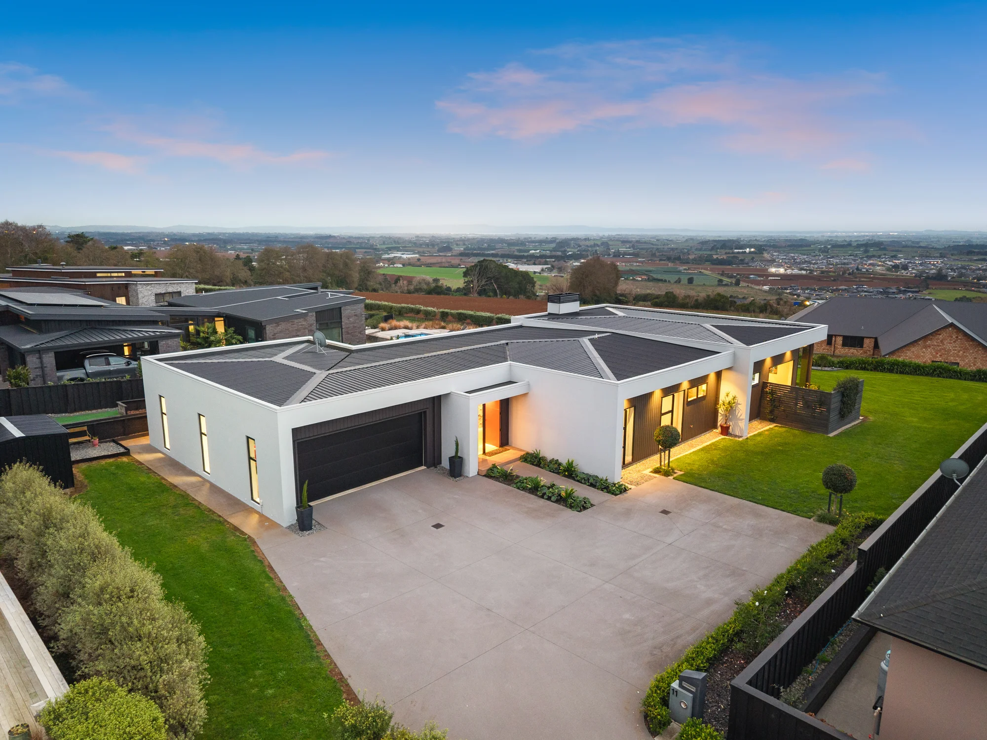Pukekohe 3房  Architectural living with standout views