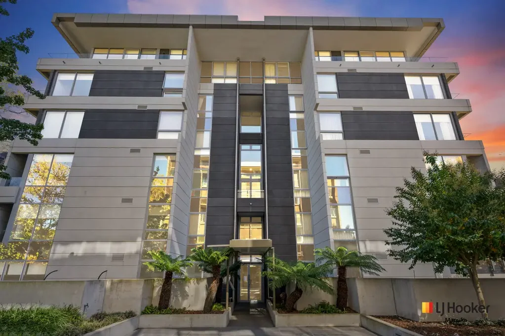 Deakin 2Kwarto Generous Inner South Living in the Prestigious Ambassador Complex