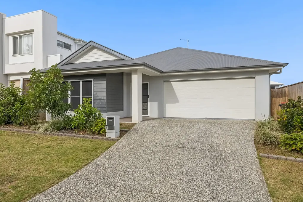Calamvale 4غرفة نوم AUCTION IF NOT SOLD PRIOR - Contemporary Family Living in Prestigious Sunvale Estate