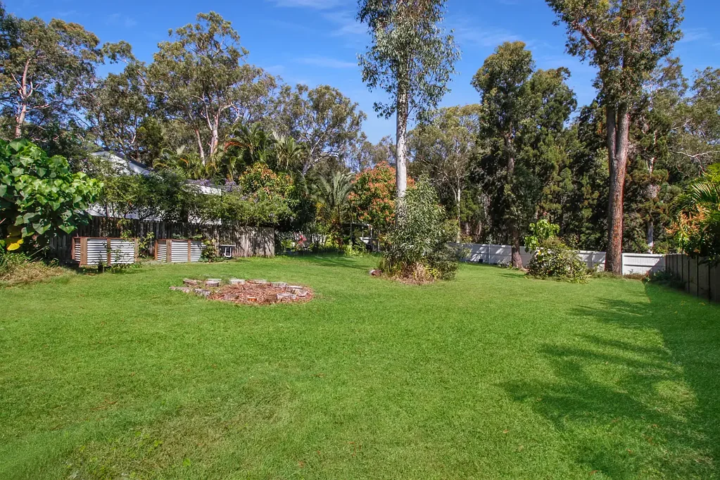 Macleay Island Prime location - walk to Dalpura Beach