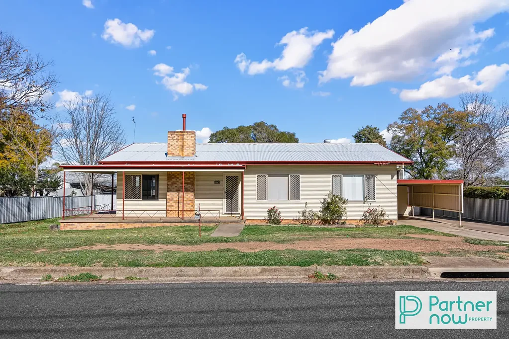 Tamworth 3 Slaapkamer Established Home with Room to Add Value