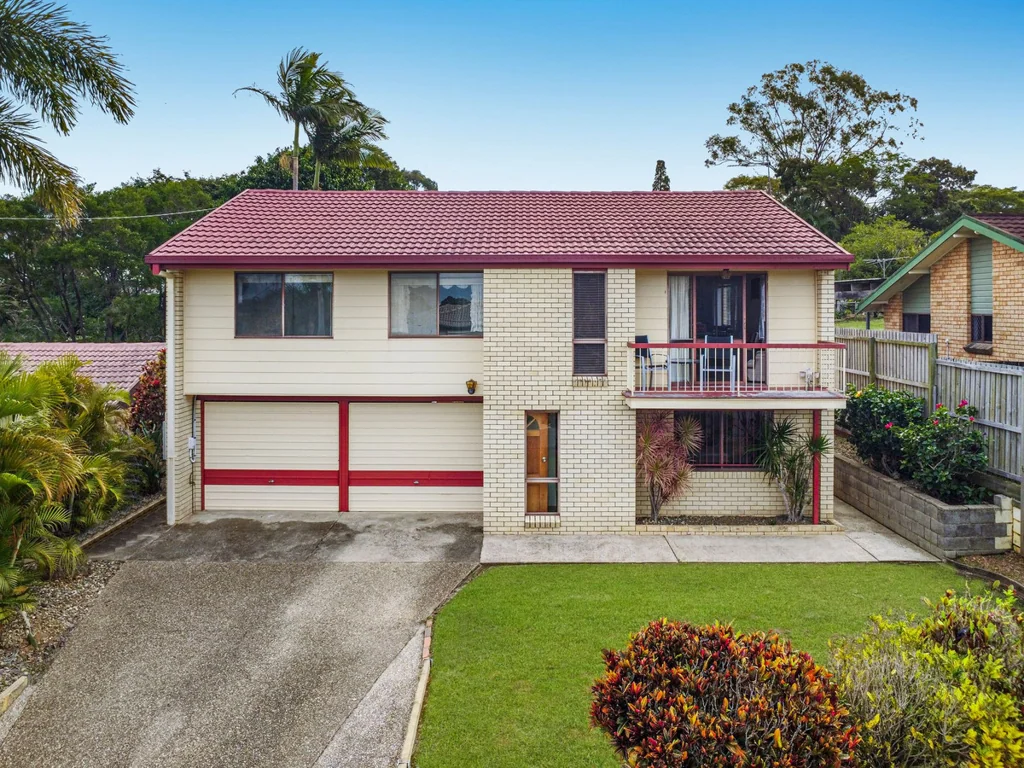 Strathpine 3房 Strathpine便利位置 607sqm完全围栏砖瓦住宅 三卧双车库 下层灵活空间 完美翻新潜力 Solid Home with Space, Flexibility & Endless Potential on 607sqm
