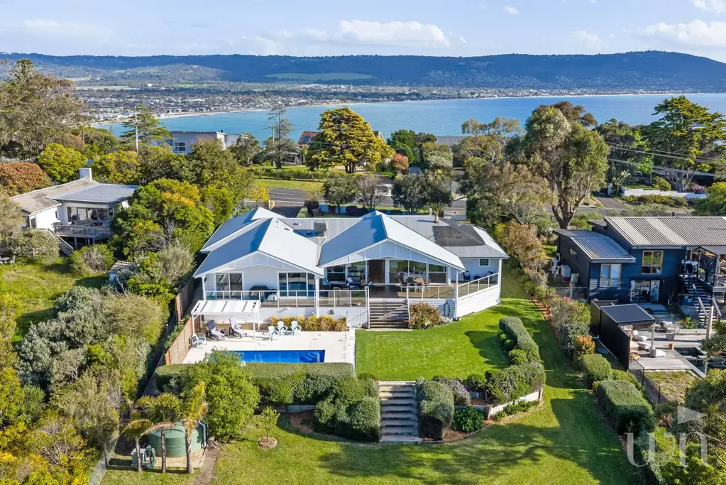 Mount Martha 4房 海湾景观壮丽 1985平米阔地 朝北朝向优越 四卧书房兼备 全年舒适恒温 游泳池太阳能 双车库便捷 低维护花园 Breathtaking Bay Views