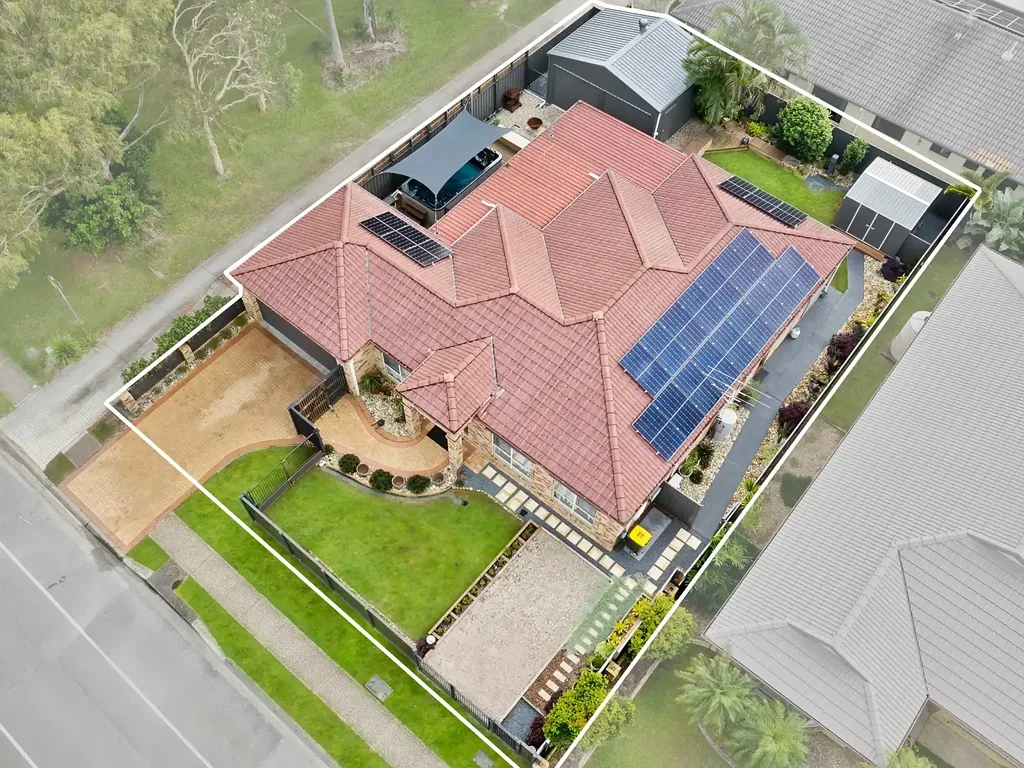 Sandstone Point 4Moenga IMPRESSIVE FAMILY LUXURY IN PRIME SANDSTONE POINT POSITION!