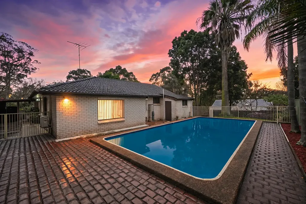 Baulkham Hills 4房 942sqm宽绰地块 家庭友好街道 四卧宽敞设计 Tasmanian Oak厨房 遮盖娱乐区 地下盐水泳池 步行名校商圈 潜力开发地块 Move In Today, Unlock Tomorrow's LMR Potential