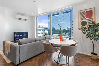 Docklands 2房 12楼精致公寓 开放式采光空间 Collins Street绝佳位置 免费电车CBD 两卧带柜 落地双层窗 私人阳台 现代厨房 高端设施齐全 水滨生活优选 Prime Collins Street Living Moments from CBD, Waterfront & Transport