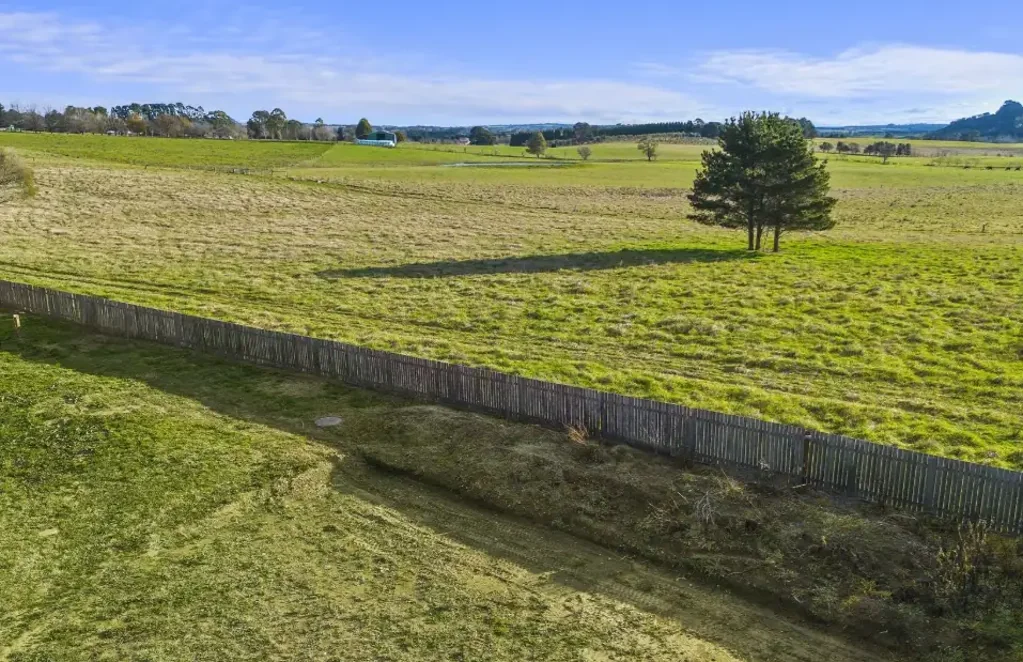 Moss Vale Stunning panoramic views, large block, quiet cul-de-sac. Approved DA/CC.