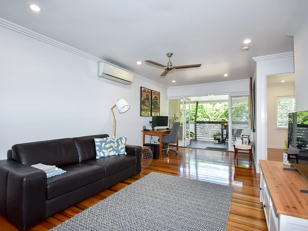 Moorooka 2房 迷人Clifton Hill社区 精美翻新两卧室单元 采光通风优越 前露台双车库 充足储物空间 开放式起居空调 设备齐全厨房 宽敞主卧 内置衣柜 靠近公园商店 公共交通 7公里至市中心。 Renovated Clifton Hill Unit For Sale