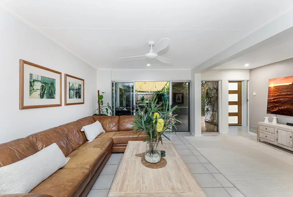 Cranbrook 6房  Tropical Dual-Living Oasis with Resort-Style Poolside Entertaining  -  Viewing by appointment