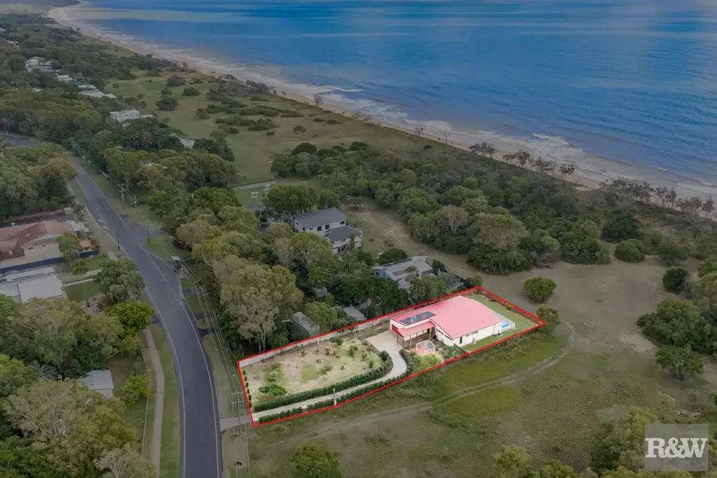 Moore Park Beach 4બેડરૂમ Absolute Oceanfront Luxury in Moore Park Beach – Designer Living on 2,082m²
