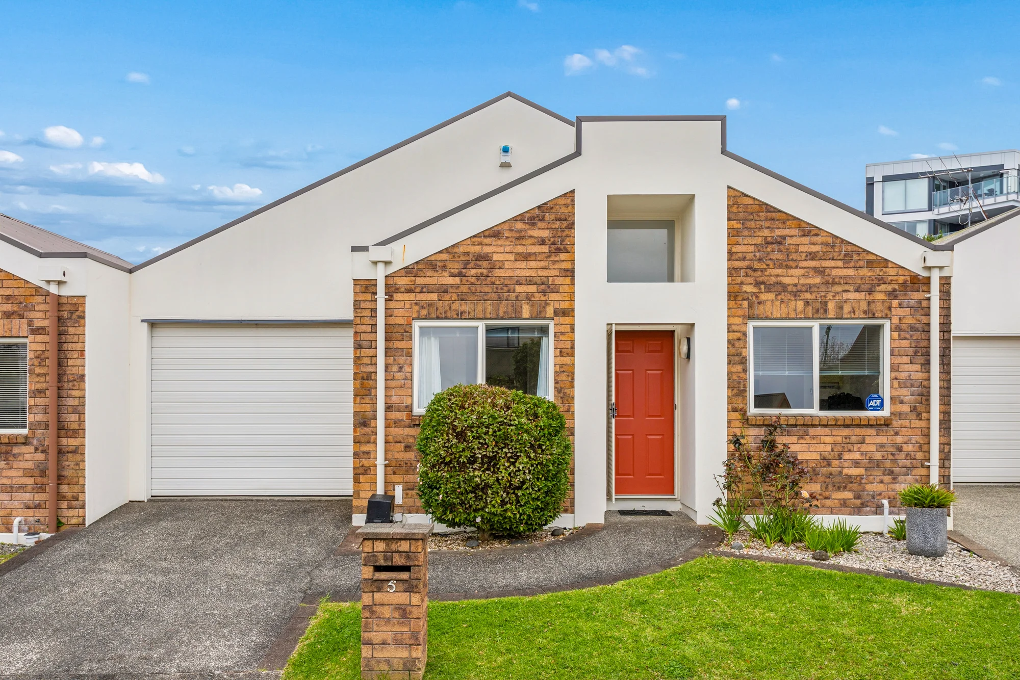 Te Atatu Peninsula 2Phòng ngủ Prime Location and Low Maintenance Living