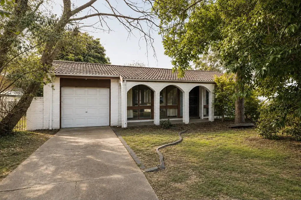 Winston Hills 4房 翻新或重建 - 位于LMR分区的优质矩形地块！ Renovate or Detonate - Prime Rectangular Block in LMR Zoning!