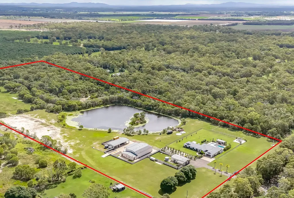 Moorland HUGE MODERN HOME WITH SHEDS - 15M POOL - SOLAR - 4 SEPARATE STUDIO APARTMENTS - DAM - 25 ACRES! "HOMESTEAD RAMADA"...
