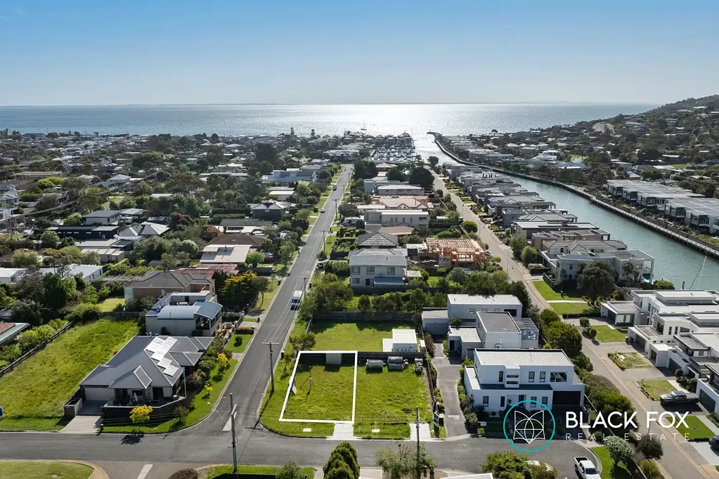 Safety Beach Safety Beach理想地块 258sqm空置产权 紧邻Martha Cove Port Phillip Bay 海岸线度假屋终极画布 Prime Coastal Land with Dual Opportunity