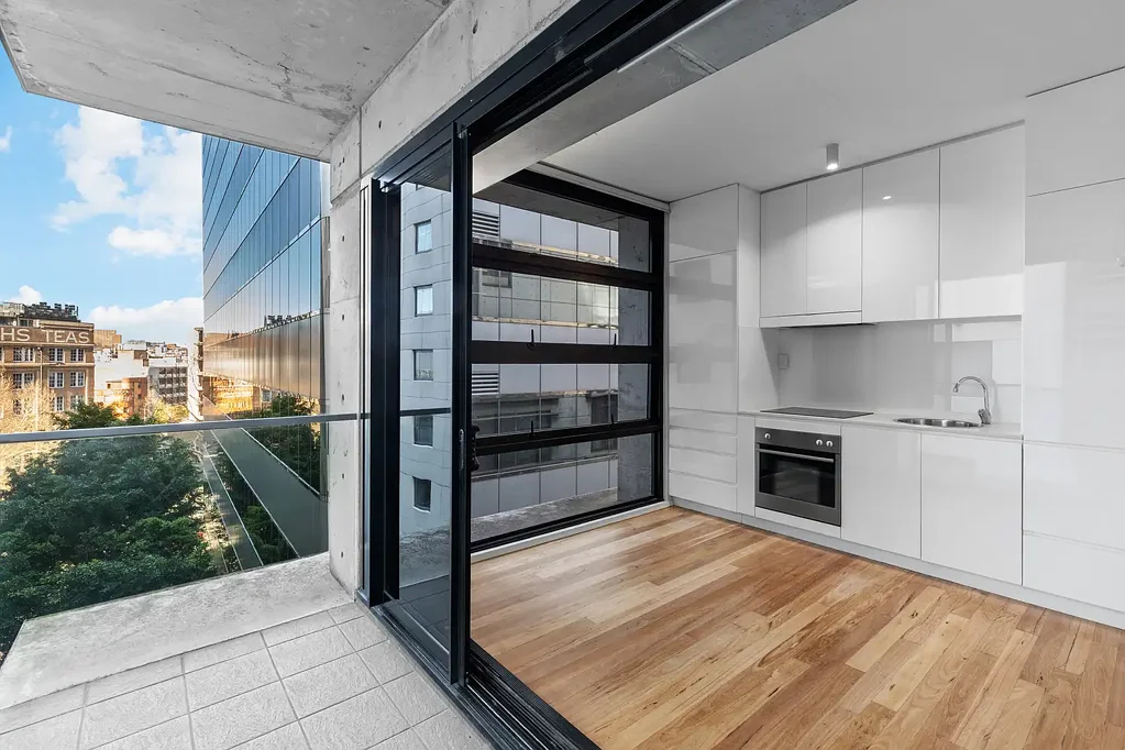Sydney 黄金位置 Hyde Park边缘 现代厨房 设计师浴室 室内洗衣房 获奖建筑 城市生活便利 Modern Central Sydney Living on the Fringe of Hyde Park