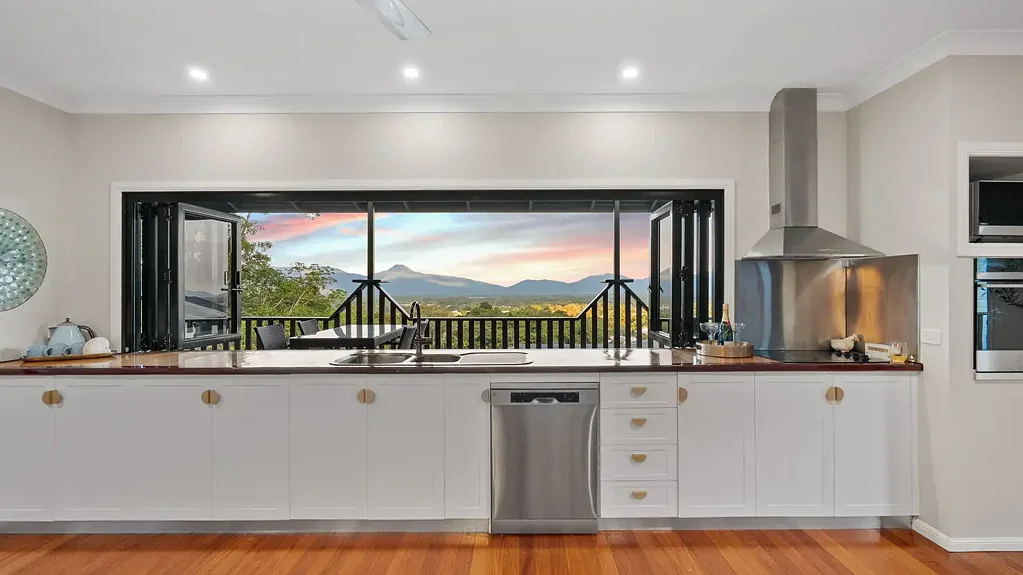 Mount Sheridan 4 Bedroom Million-Dollar Views on Nutmeg Street!