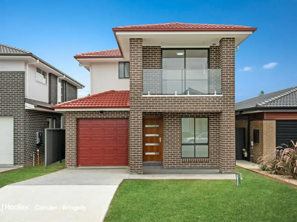 CONTEMPORARY STYLE FAMILY HOME