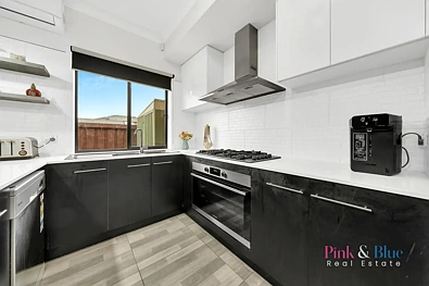 10 Clover Drive, Rockbank, VIC 3335, 4 slaapkamers, 3 badkamers, House