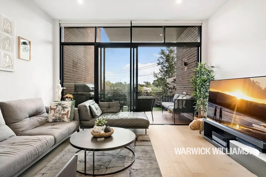 STYLISH TWO-LEVEL COURTYARD APARTMENT FOR RENT IN PRIME LOCATION