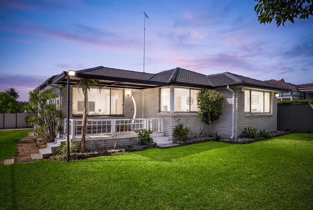 Old Toongabbie 4Habitaciones Renovated house + Large corner block + Granny flat potential + Duplex site potential