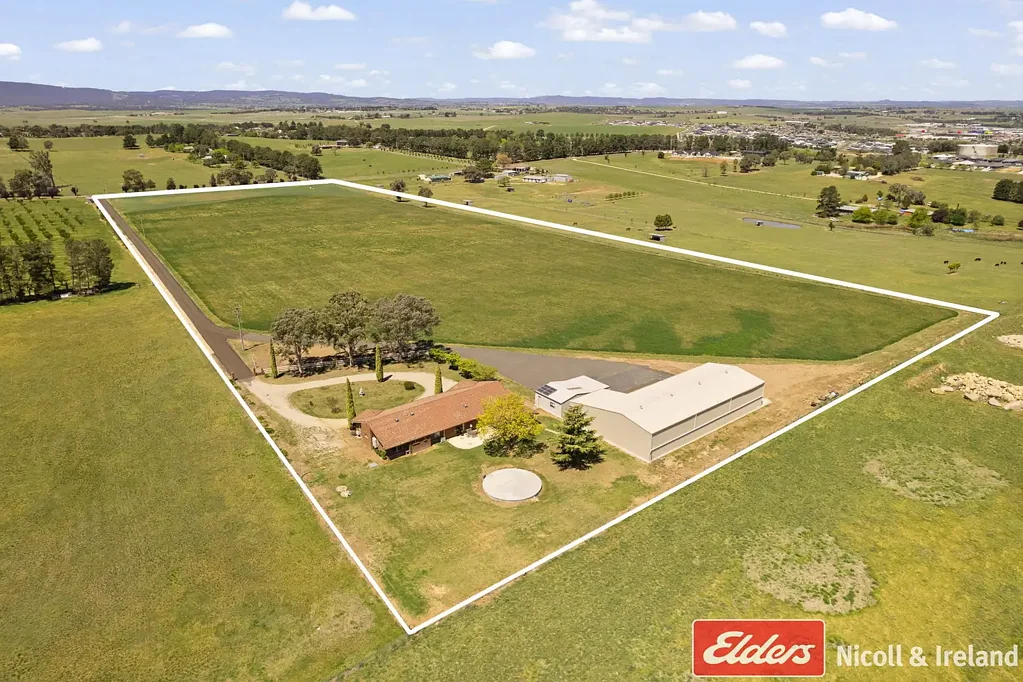 Kelso  ELEVATED RURAL ESTATE OVERLOOKING TOWN!