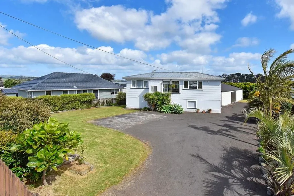 Clarks Beach 2Kwarto Kiwi quarter acre with large shed
