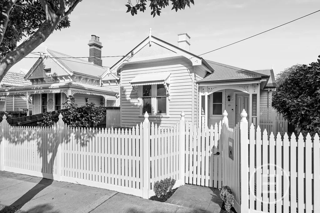 Moonee Ponds 3房 联邦魅力  白色栅栏  茂盛花园  特色引领  原木波罗的海松  现代时尚浴室  完善供暖制冷  Bosch电器  步行商圈学區 Private Negotiation