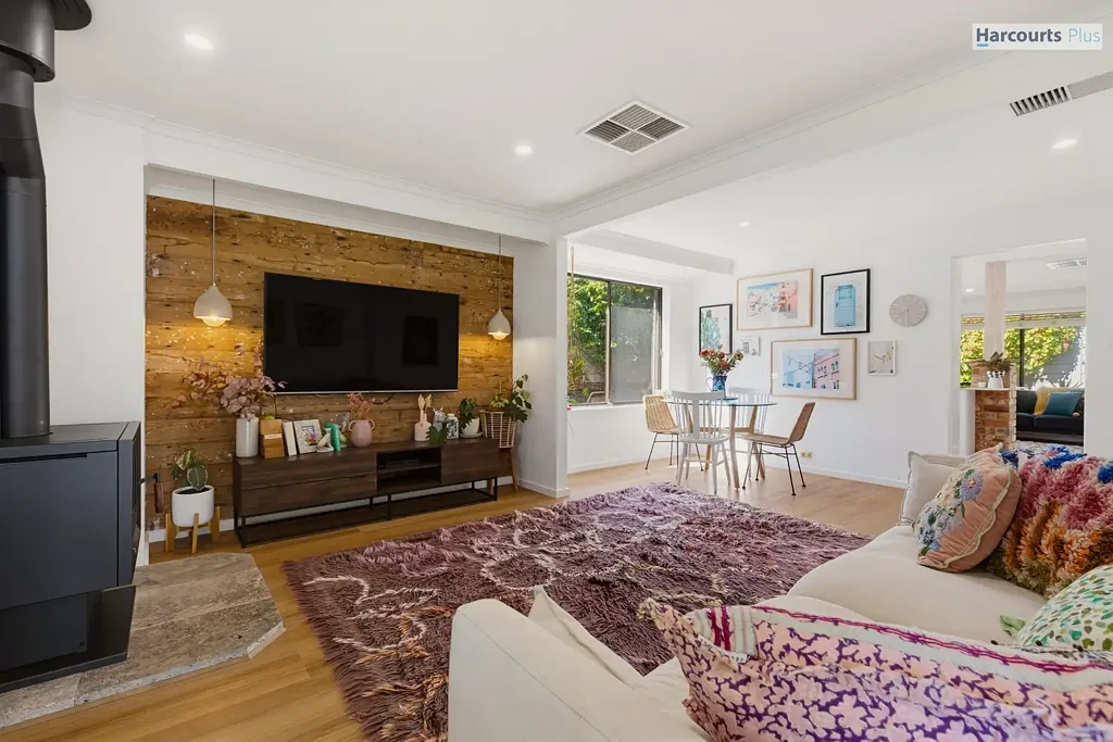 Hallett Cove 3 Bedroom Where modern living meets country charm!