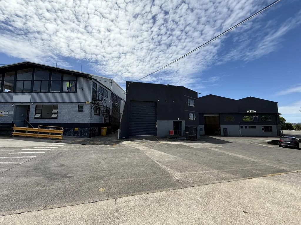 Avondale 486sqm high-stud warehouse on Rosebank Road