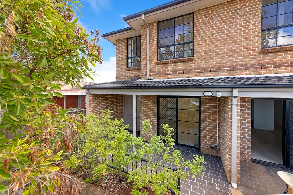 Fantastic 2 Bedroom Townhouse, Great Location, 2x Carspaces!