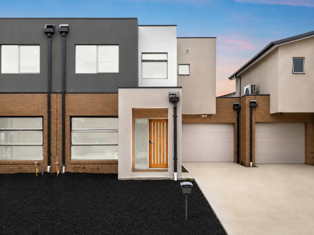 Officer 3房 Officer 中心区域的拎包入住豪华生活 Move-In Ready Luxury Living in the Heart of Officer