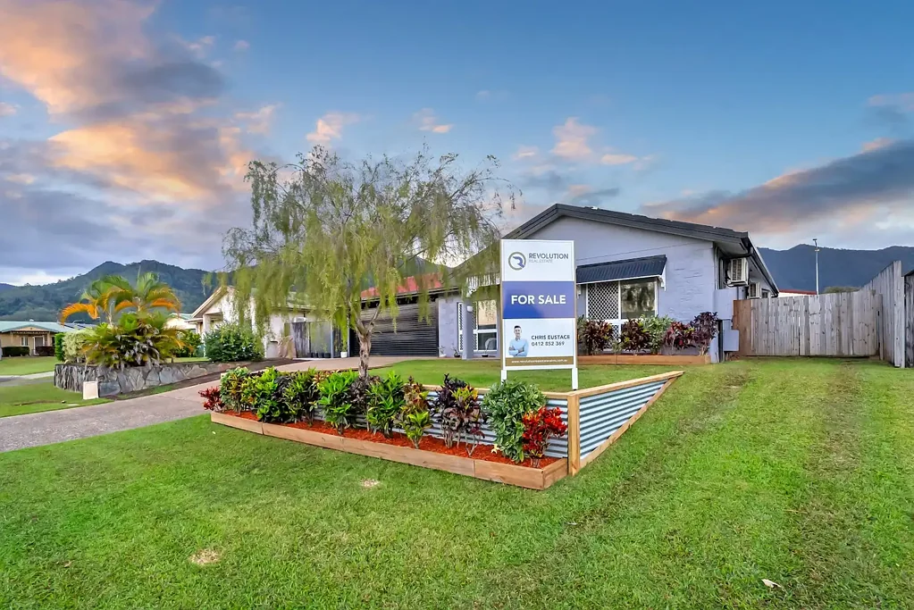 Edmonton 3બેડરૂમ Renovated Family Home with Pool, Shed & Exceptional Outdoor Living