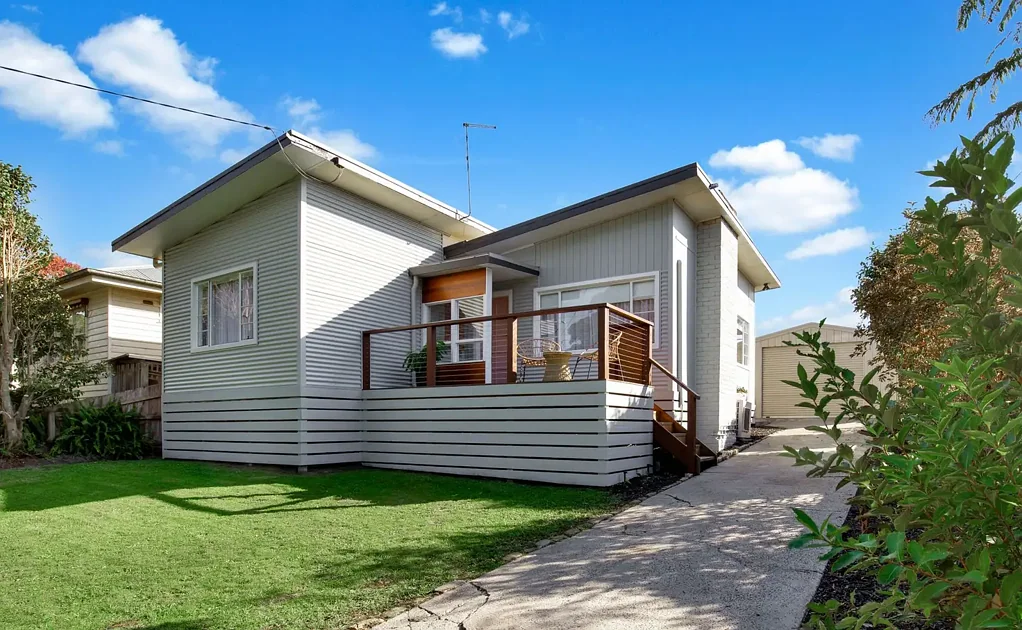 Foster 2chambre The Brief: Well Presented 2-Bedroom Home with Parkland Views!