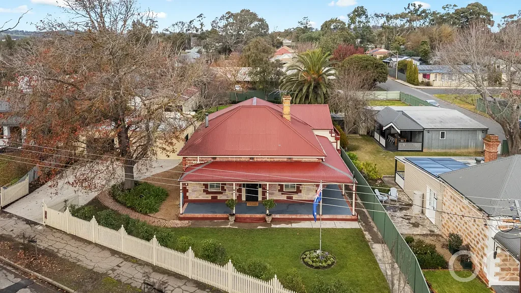 Mount Barker 4房  Open the Door to a Reimagined Villa Beauty With Rare Garden Freedom and Garage Heaven