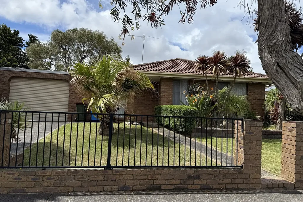 COMFORTABLE FAMILY LIVING IN A CONVENIENT LOCATION!