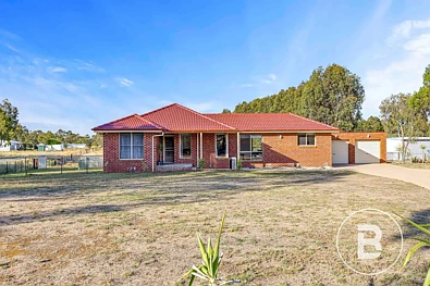 Ararat 3房  Brick Home on Approx. 2.5 Acres - Close to Ararat CBD