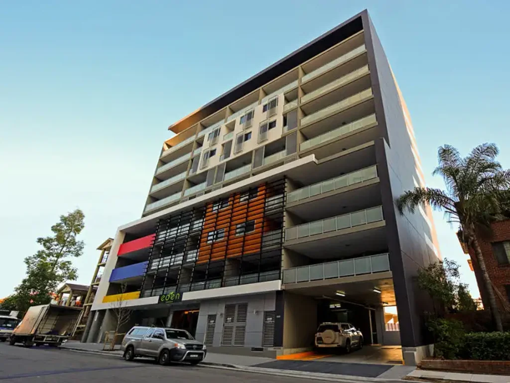 Spacious 2 Bedroom Apartment at Great Location!!