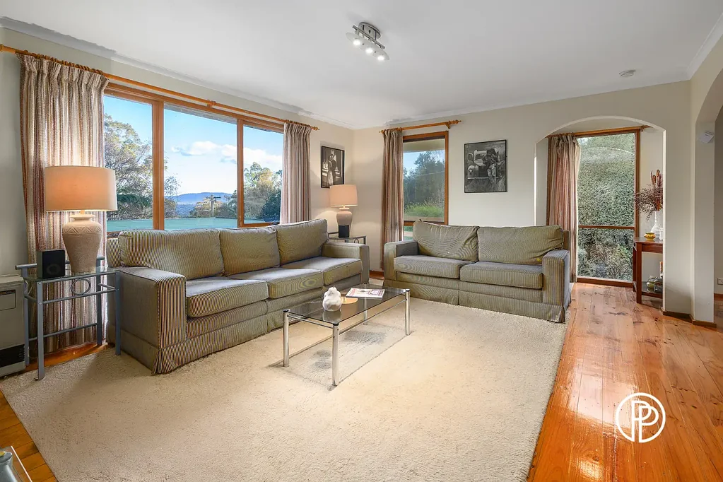 Millgrove 3 Bedroom LOVINGLY CARED FOR AND IMMACULATELY MAINTAINED HOME WITH MOUNTAIN VIEWS