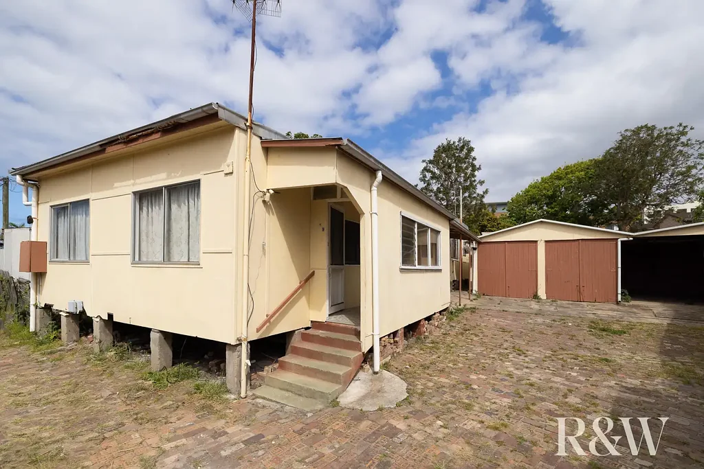 The Entrance 5房  Zoned R3 Medium Density in Sought After Location!