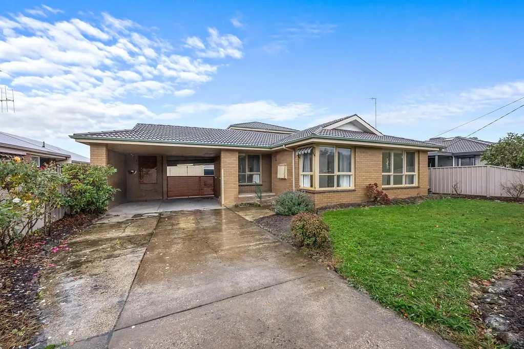 Family friendly five bedroom plus study home!